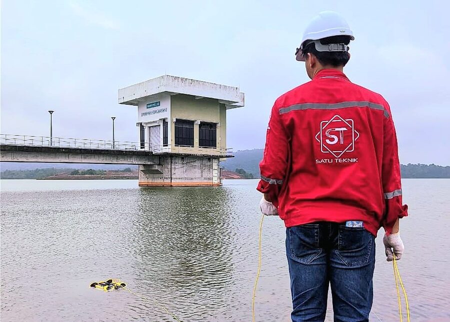 Satu Teknik technician operating a UUV during a dam intake tower inspection